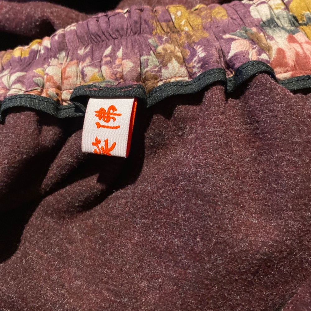 BEAUTIFUL ORIENTAL MAROON WOOL SKIRT WITH HAND PAINTED FLOWER - Picture 4 of 5